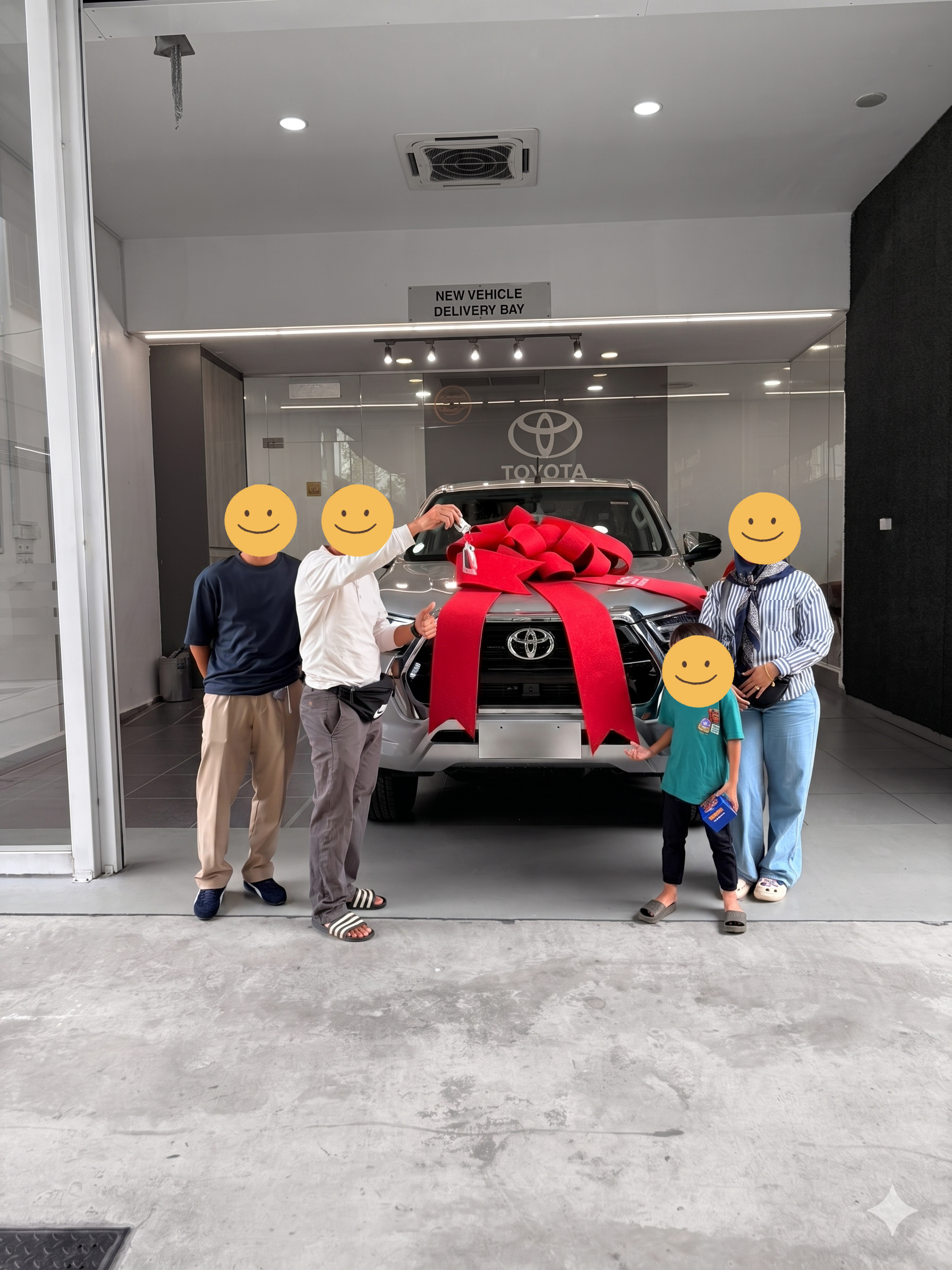 "En Zaki menerima Toyota Hilux di Toyota Muar oleh Aizal"